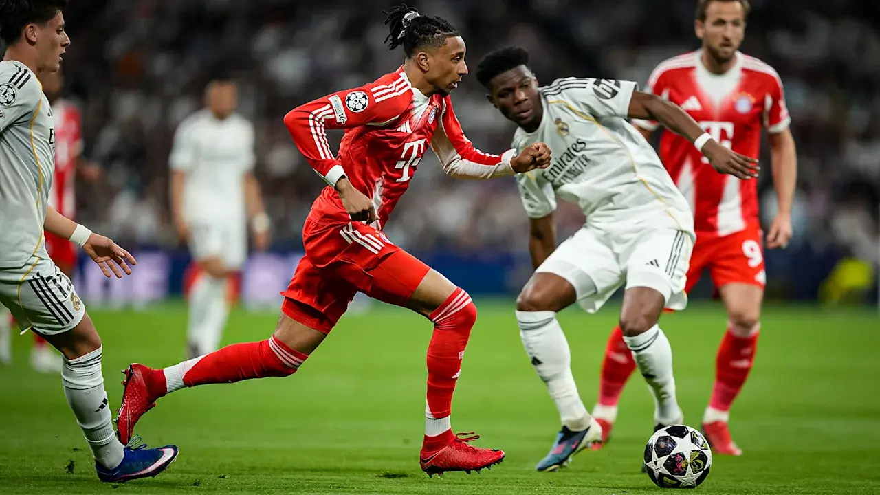 Cầu thủ Bayern Munich và Real Madrid tranh chấp trong một trận đấu cân bằng