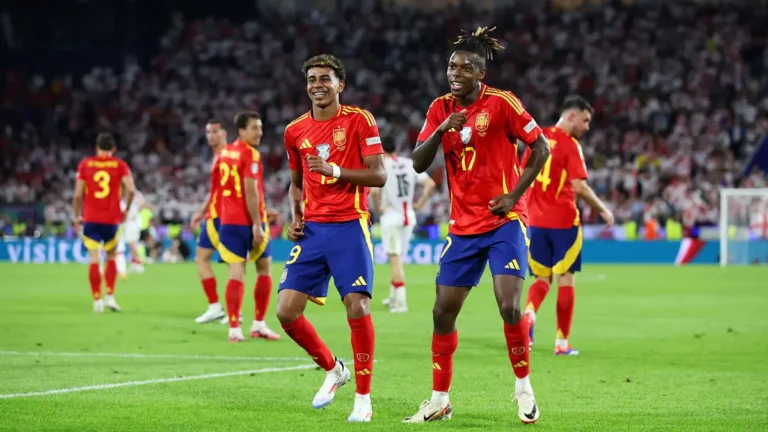 Lamine Yamal và Nico Williams ăn mừng trong màu áo tuyển Tây Ban Nha