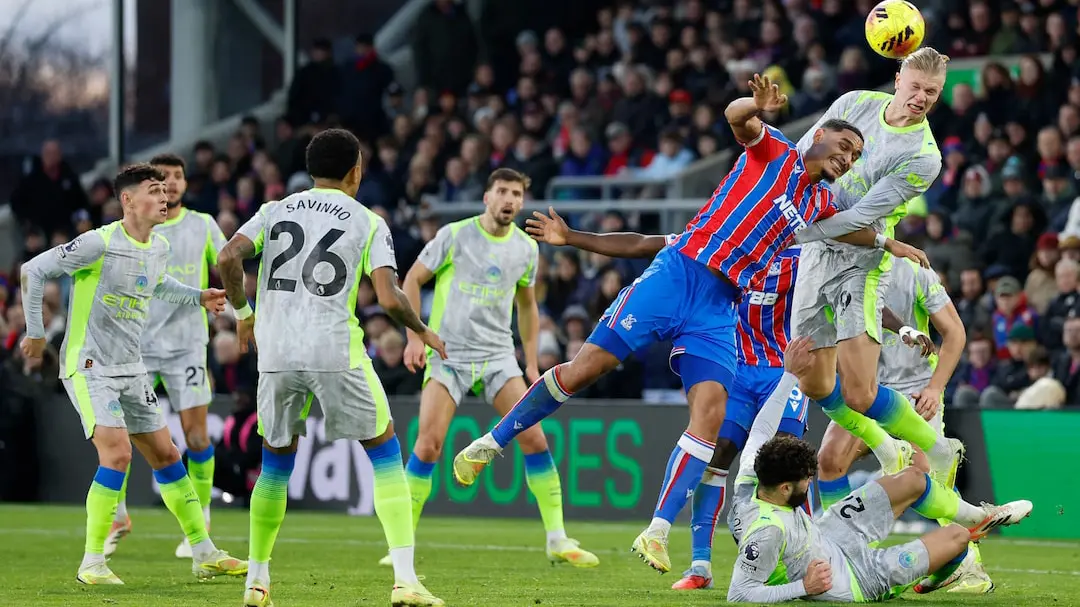 Man City gây sức ép trước Crystal Palace trong một tình huống cố định
