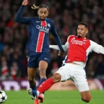 Pha tranh chấp giữa cầu thủ PSG và Arsenal tại Champions League