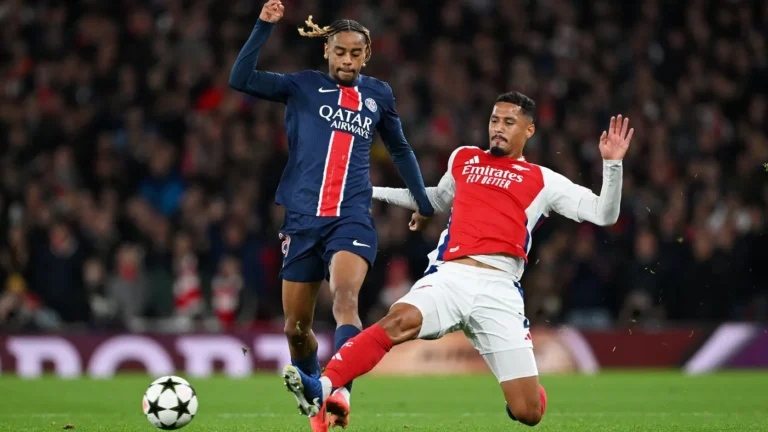 Pha tranh chấp giữa cầu thủ PSG và Arsenal tại Champions League