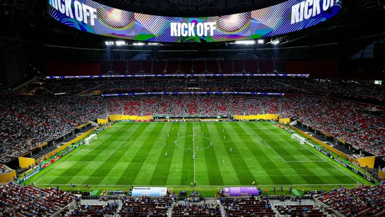 Sân vận động World Cup trước giờ bóng lăn
